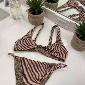 Acacia Zebra Set like new